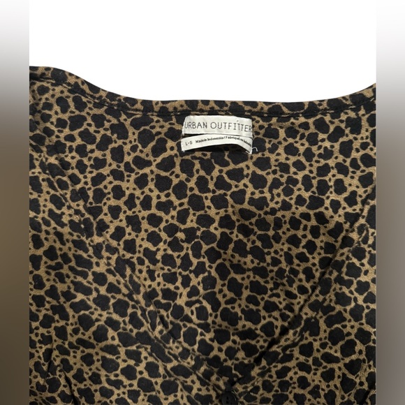 urban outfitters cheetah print smocked cropped blouse - Picture 3 of 4